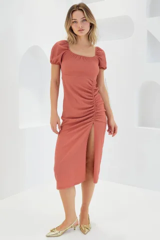 Strukturiertes Midi-Strickkleid mit quadratischem Kragen
