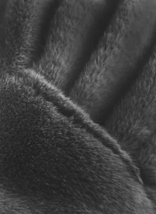 Schal aus flauschigem Teddyfell mit Schlitz schwarz - Gr. - one size