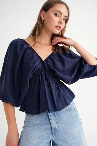 V-Ausschnitt-Bluse mit Rüschendetails
