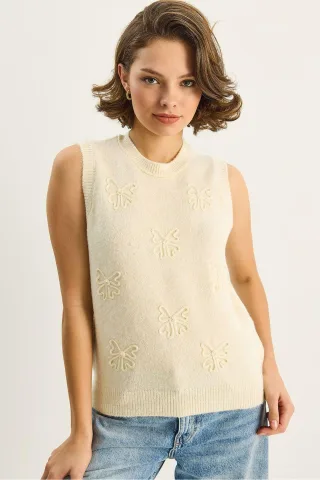 Strickpullover-Weste mit Stickerei