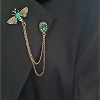 meytrade Brosche Pin Anstecknadel, Doppelbrosche, Biene mit Kette grün gold (1-tlg), Bienen Pin mit glänzenden Steinchen und Perlen für besondere Anlässe