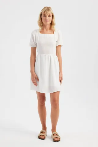 Quadratisch ausgeschnittenes kurzes Ärmel-Minikleid