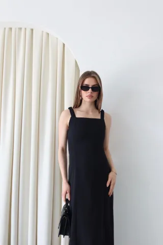 Maxikleid mit quadratischem Kragen und Bindungsdetail