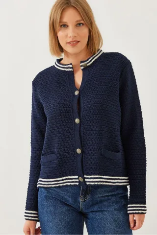 Strickjacke mit Struktur, Knopfverschluss und Taschen