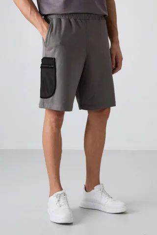 Cargo Shorts mit weitem Bein