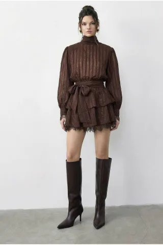 Texturiertes Mini-Kleid mit halbem Rollkragen und Spitzenakzenten