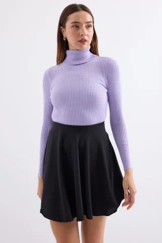 Strukturierter Rollkragen-Pullover in taillierter Form