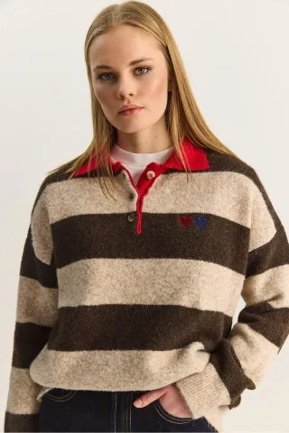 Übergröße Gestreifter Polokragenpullover mit Stickerei