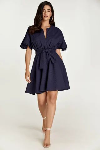 Dunkelblaues Kleid mit Stickerei und Rüschenärmeln