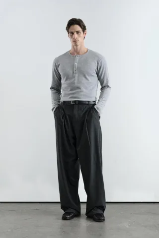 Weite gestreifte plissierte Hose