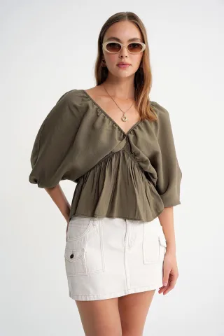 V-Ausschnitt-Bluse mit Rüsche-Detail