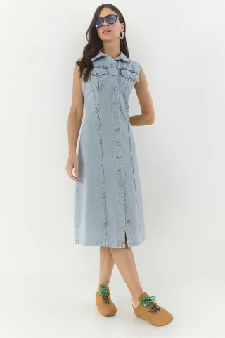 Tailliertes Denim-Midikleid mit Knopfleiste