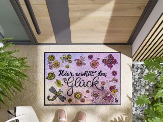 Hier wohnt das Glück wash + dry Fußmatte | Größe: 60x85cm