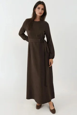 Maxi-Kleid mit langen Ärmeln und gewölbtem Detail