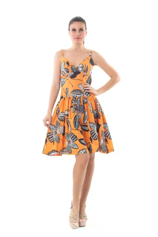 Kleid mit weitem Rock und Taillenbetonung
