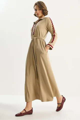 Knopf-Detail A-Linien Midi-Kleid mit Bindeband