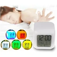 Goods+Gadgets Wecker GOODS+GADGETS LED Würfelwecker – Alarmuhr mit Temperatur und Kalender Cube-Wecker mit Display