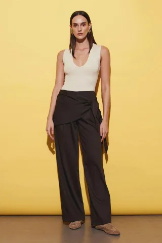 Hoch taillierte weite Crepe-Hosen