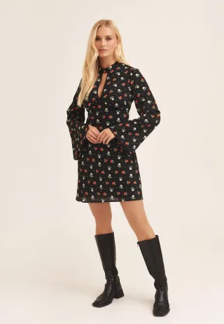 Schwarzes Rosendruck-Minikleid mit ausgestellten Ärmeln und Ausschnitt