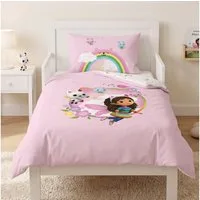 MTOnlinehandel Babybettwäsche Gabby's Dollhouse 100x135 + 40x60 cm Renforcé, Gabby & Katzenfreunde, 100% Baumwolle, 2 teilig, Wendedesign mit Regenbogen, Wolken und niedlichen Pfötchenherzen.