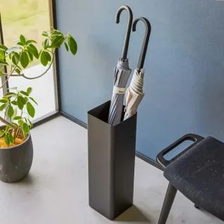Yamazaki Schirmständer kompakt platzsparend Smart – Metall schwarz. Setzen Sie markante Akzente und organisieren Sie Ihre Schirme stilvoll im Loft.