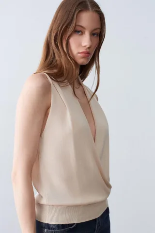 Ärmellose Wickelbluse mit V-Ausschnitt