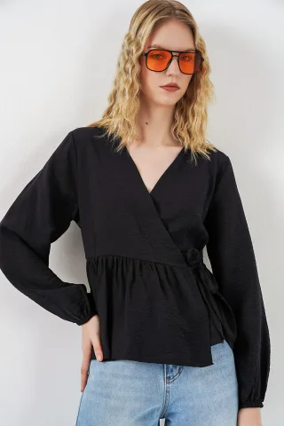 V-Ausschnitt Bluse mit Krawatten-Detail und Wickeloptik aus Crepe