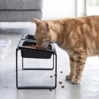 Yamazaki Doppelnapf-Set Anti-Schling-Funktion Nooks 29x18x16cm Metall schwarz | Ergonomische Futterstation für Katzen und kleine Hunde zur Fütterung.