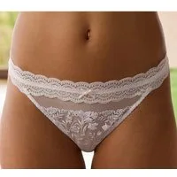 LASCANA String mit zarter Blumenstickerei und elastischem Spitzenband
