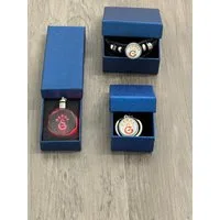 Stelby Schlüsselanhänger mit Gravur Galatasaray Geschenkset 3-teilig – Fanartikel mit Geschenkbox (Set, 3-tlg., 1 Armband 3D, 1 Schlüsselanhänger 3D, 1 Schlüsselanhänger LED), LED durch Drehverschluss steuerbar, Batterien bereits enthalten