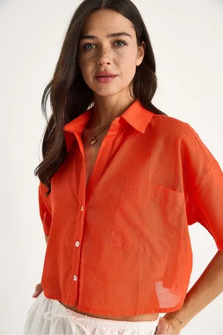 Geknöpftes Taschen-Crop-Shirt mit Hemdkragen