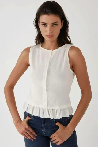 Strukturierte Bluse mit Rundhalsausschnitt und Rüschendetail