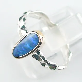 935er Silberring mit 1,12 ct Boulder Opal und 18k-Gelbgoldfassung