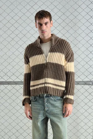 Reguläre Passform gestreifter Strickpullover mit Reißverschlusskragen
