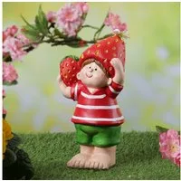 MARELIDA Gartenfigur Dekofigur Erdbeerjunge Fritz mit Erdbeere Gartendeko H: 18,5cm
