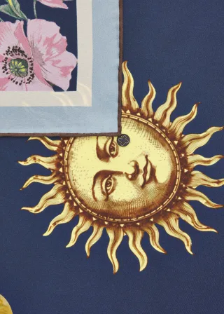 Luxuriöses Tuch aus reiner Seide mit Blumen- und Universums-Motiven blau