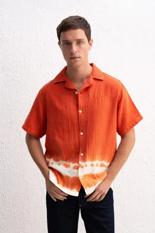 Kurzarm-T-Shirt mit Knopfverschluss im Batikdesign