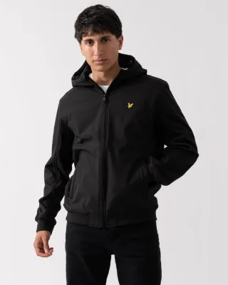 Tiefschwarze Softshelljacke mit Lyle & Scott-Markenlogo und Kapuze