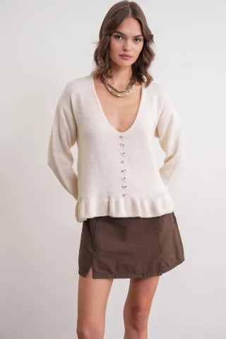 Leichtes V-Ausschnitt-Stricktop mit Knopfdetail
