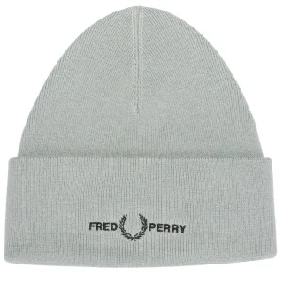 Silberblaue Mütze mit grafischem Logo von Fred Perry