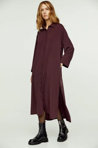 Burgunderfarbenes Midikleid mit Seitenschlitzen
