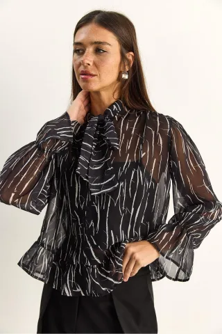 Chiffonbluse mit Bindegürtel und abstraktem Print im Choker-Stil