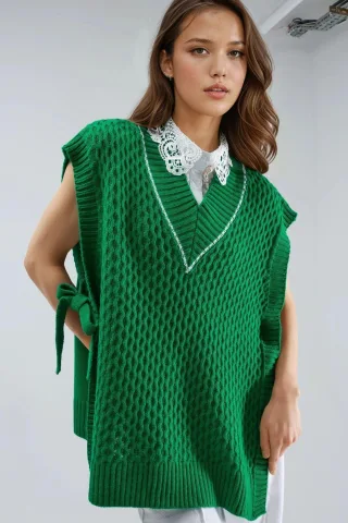 Musterter Strickwesten mit Bindungsdetail