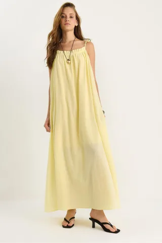 Maxikleid mit Rüschendetails
