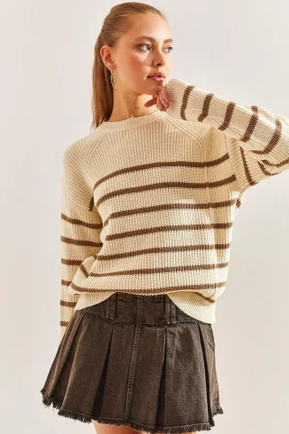 Gestreifter Rundhals-Strickpullover