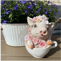Online-Fuchs Gartenfigur süßes Schwein mit Blumen verziert in Tasse, (Polyresin), Maße des Tiers ca. 15 cm hoch und 11 x 10 cm breit.