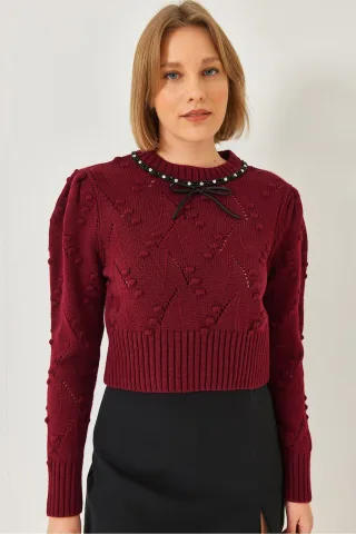 Strukturierter bestickter Rundhals-Fit Crop-Pullover