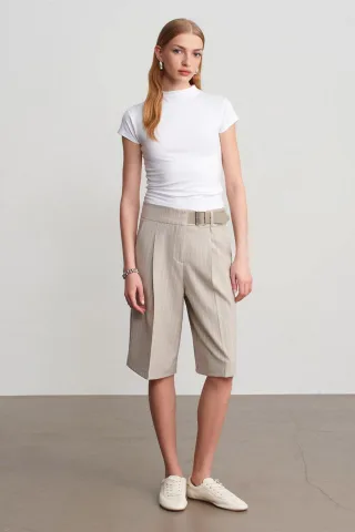 Hochtaillierte gestreifte maßgeschneiderte Shorts mit Gürtel