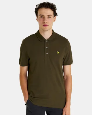 Als ultimative Stilikone von Lyle & Scott steht unser einfarbiges Poloshirt seit Jahrzehnten an der Spitze der Mode. Erhältlich in einer Vielzahl von Farben und hergestellt aus einer leichten, weichen Baumwollmischung, sind unsere Polos ein Muss für 