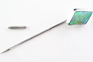 935er Reversnadel mit 2,51 ct. Black Crystal Opal aus Australien